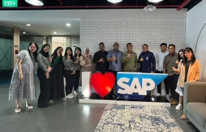 Foto bersama para undangan di kantor SAP